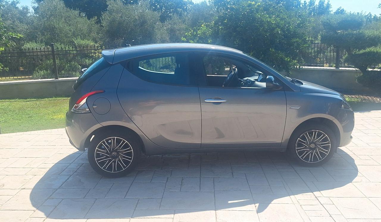 Lancia Ypsilon 1.0 FireFly 5 porte S&S Hybrid Silver Plus