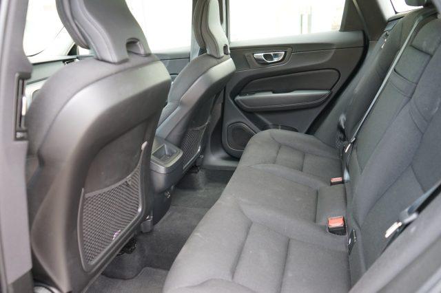 VOLVO XC60 B4 (d) automatico Momentum AWD UFFICIALE