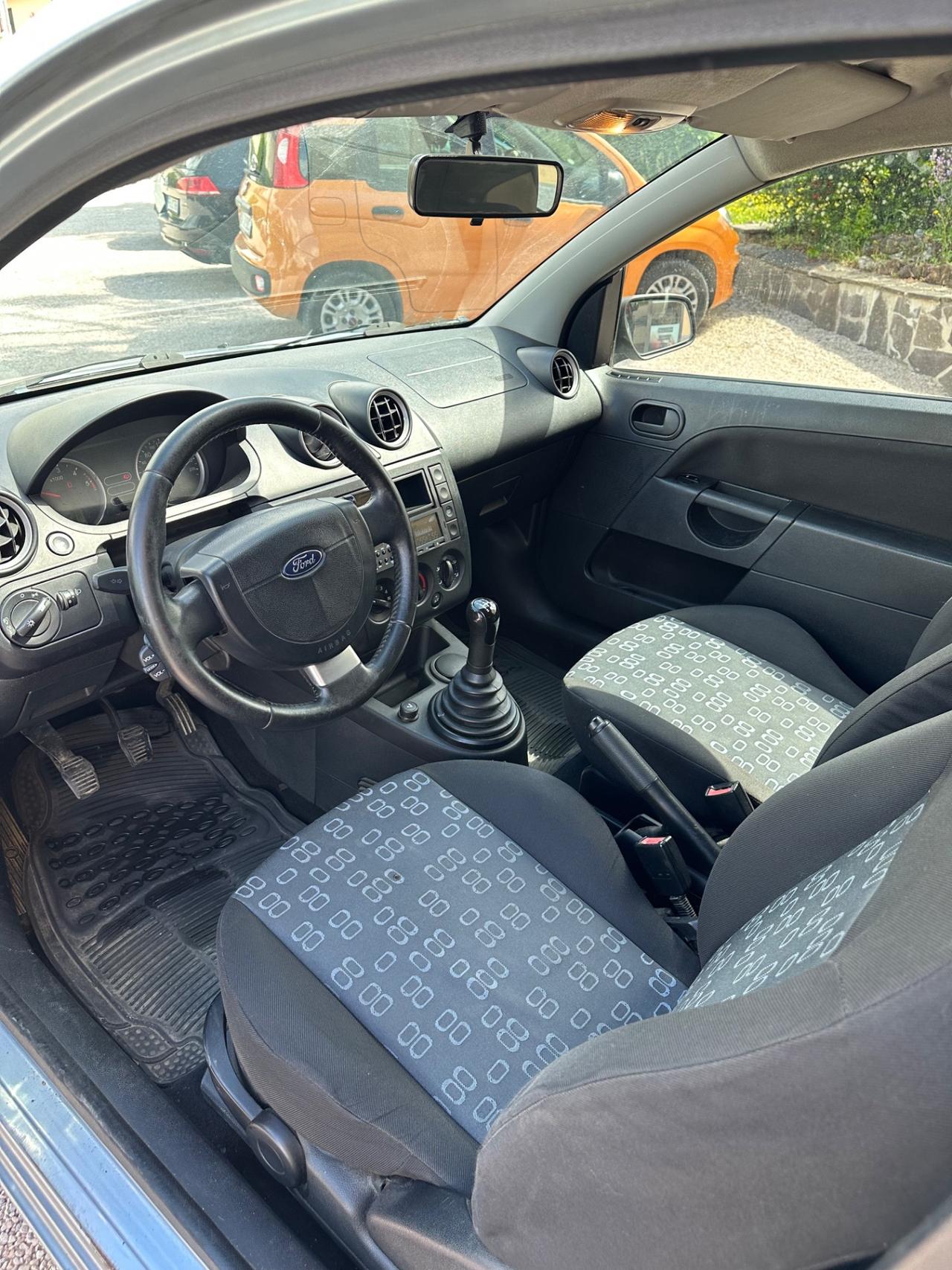 Ford Fiesta 1.4 TDCi 3p. Ghia ok neopatentati