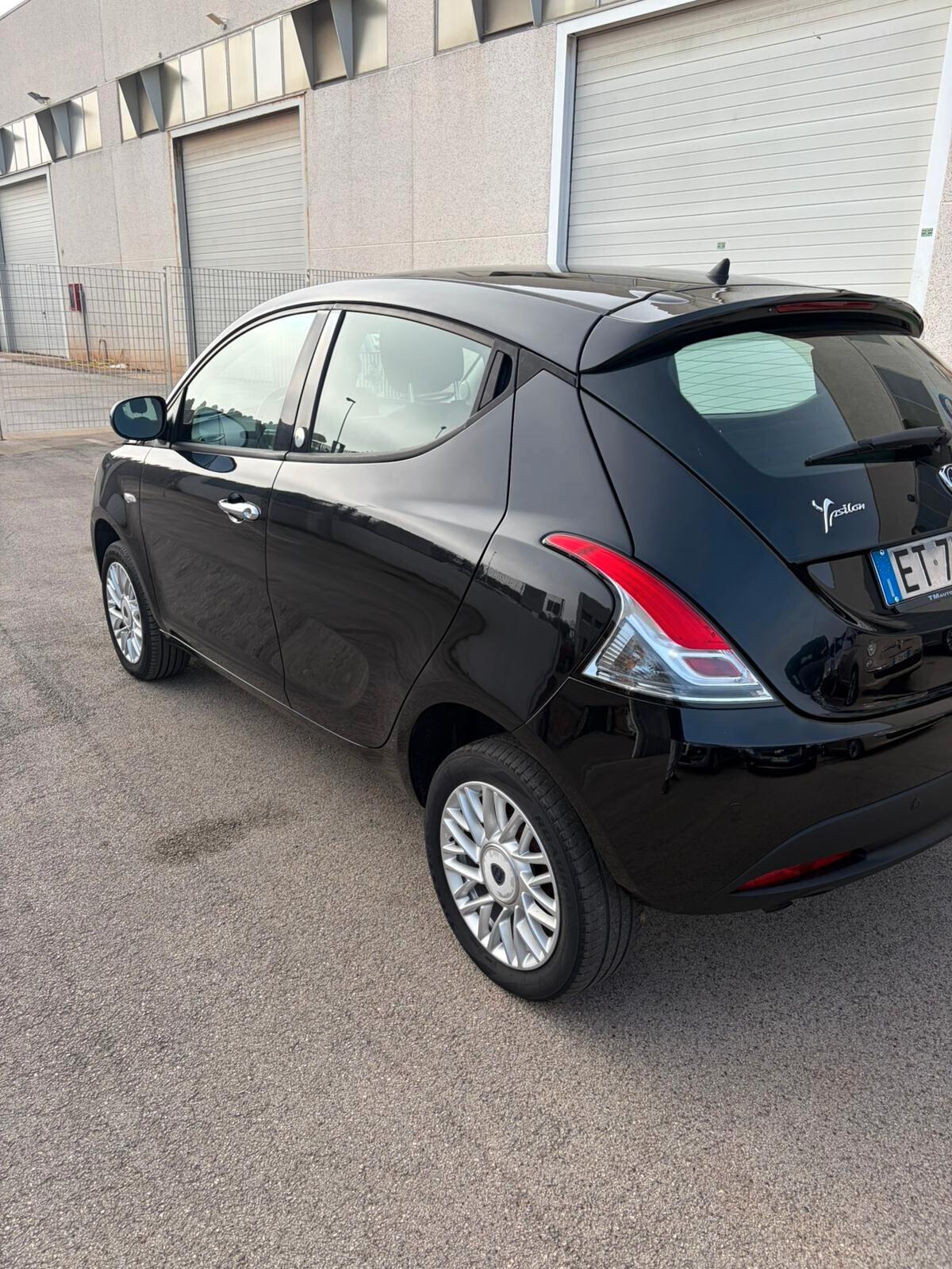 Lancia Ypsilon 0.9 TwinAir 85 CV 5 porte Metano Ecochic Silver