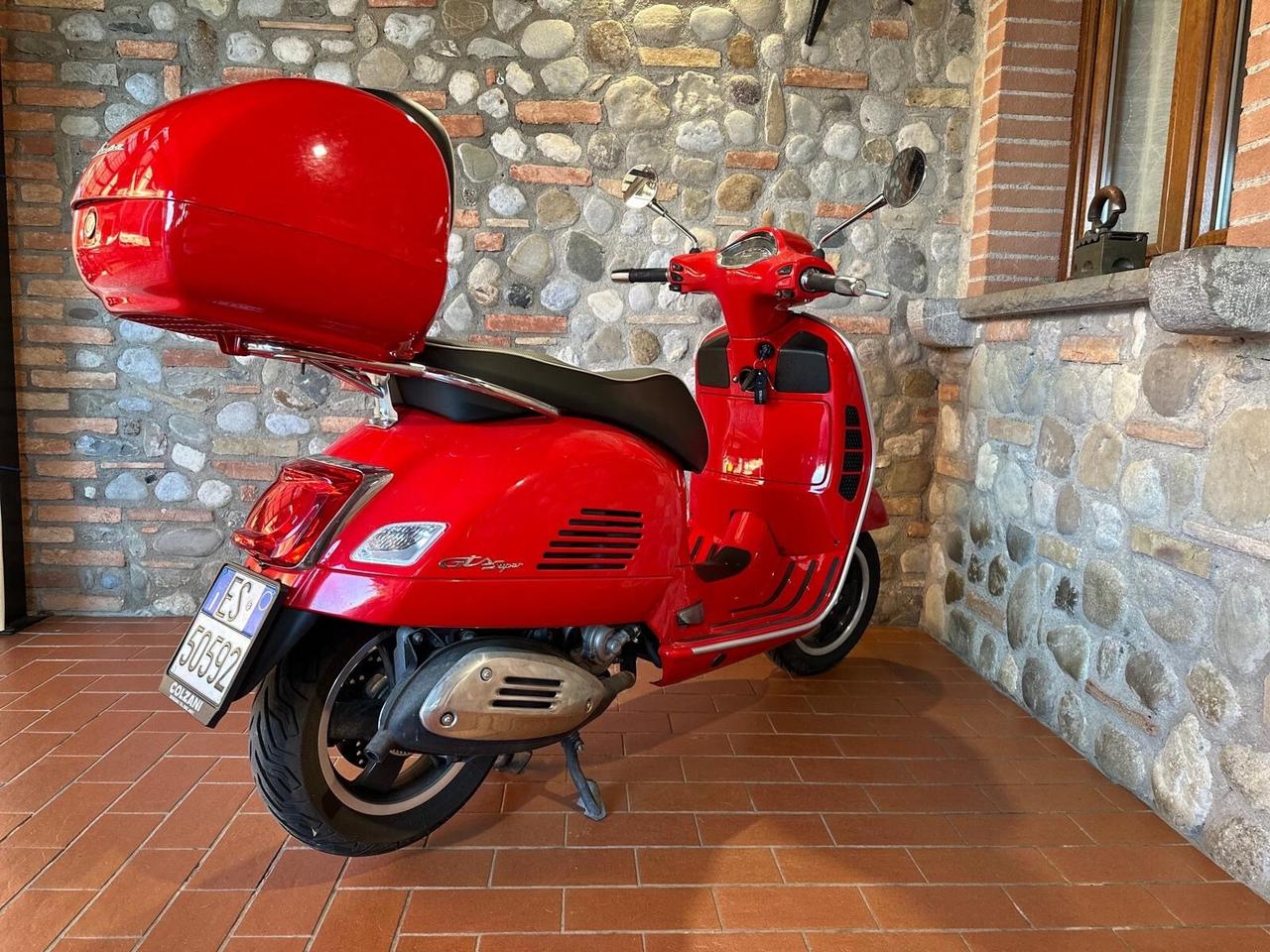 Piaggio Vespa 300 GTS hpe Vespa GTS 300 hpe