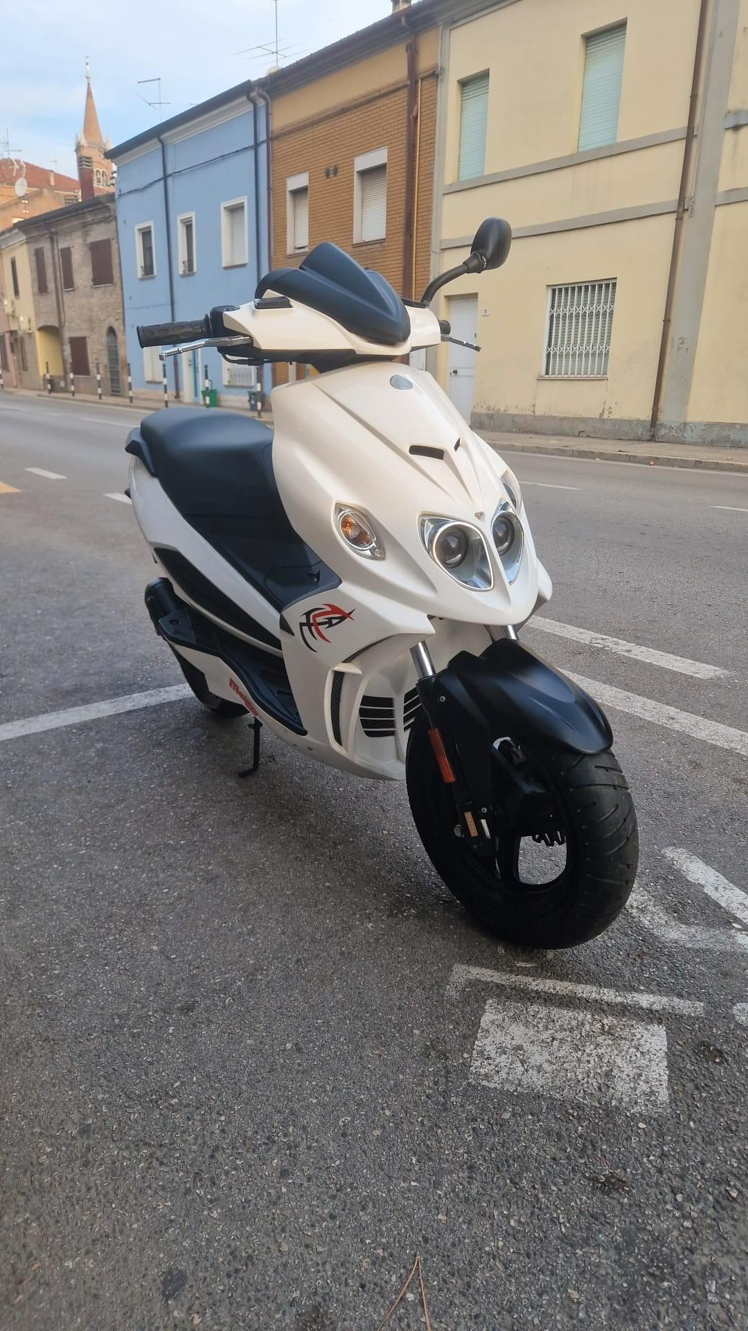 Malaguti Phantom F12R 50 LC Bianco 12-2010