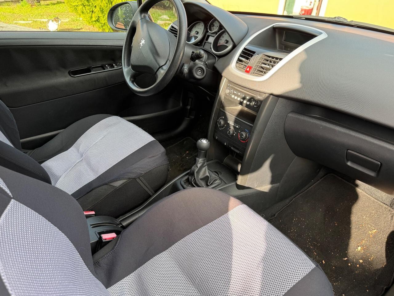 PEUGEOT 207 1.4 benzina - POCHI KM - 2010