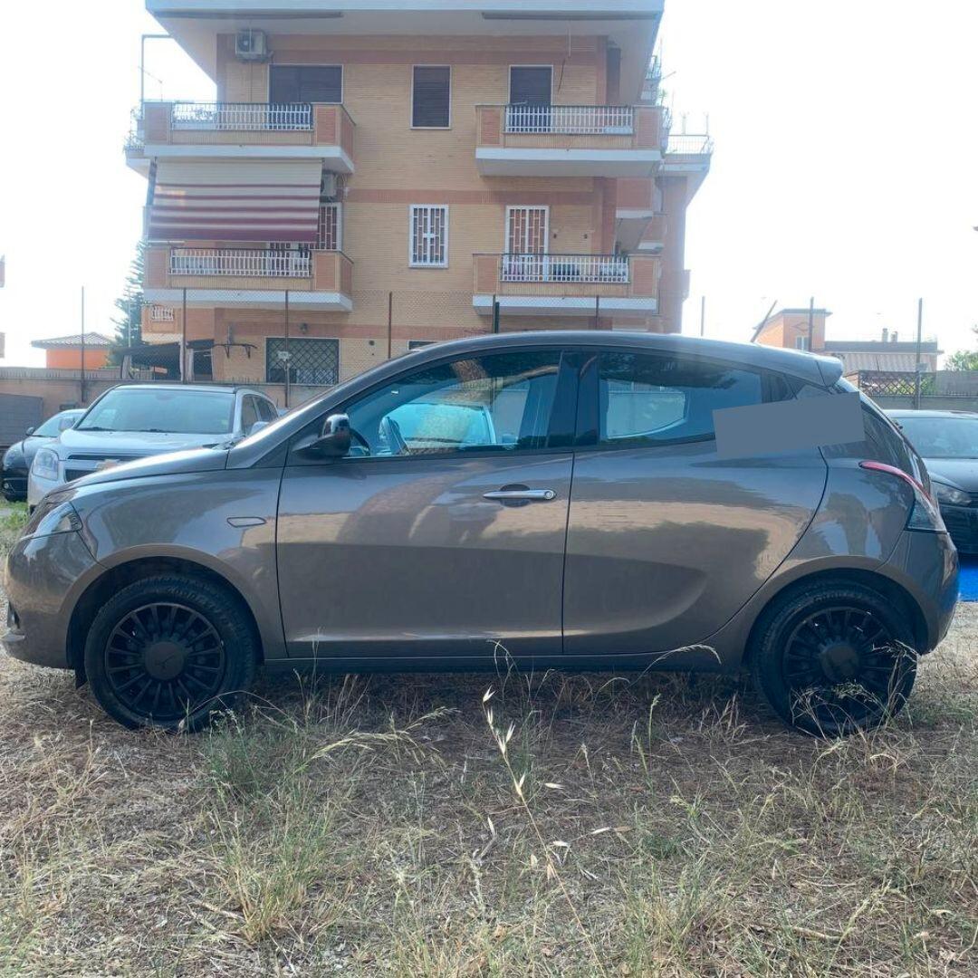 Lancia Ypsilon 1.0 FireFly 5 porte S&S Hybrid Silver UNIPRO.
