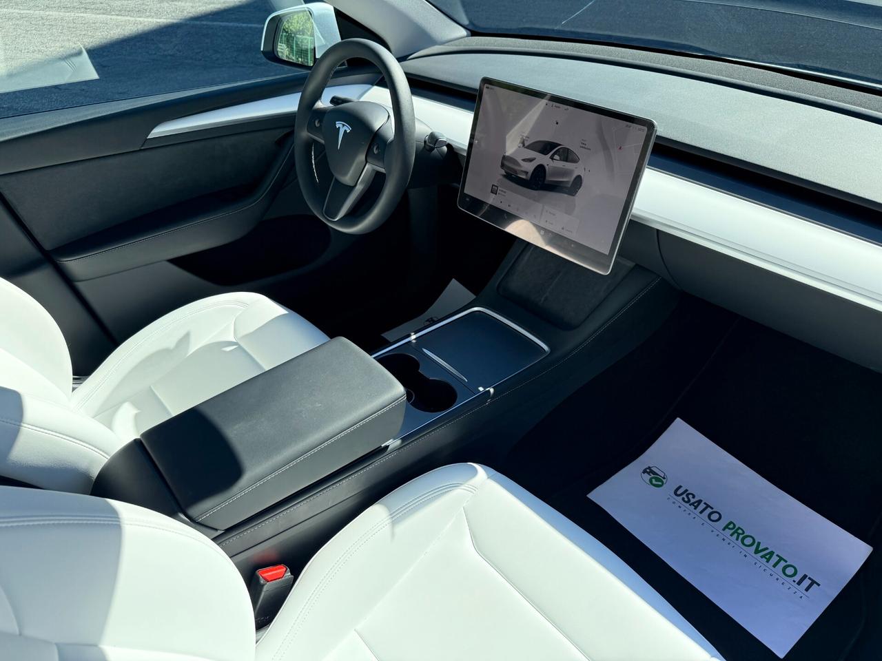 Tesla Model Y Long Range AWD Interni BIANCHI