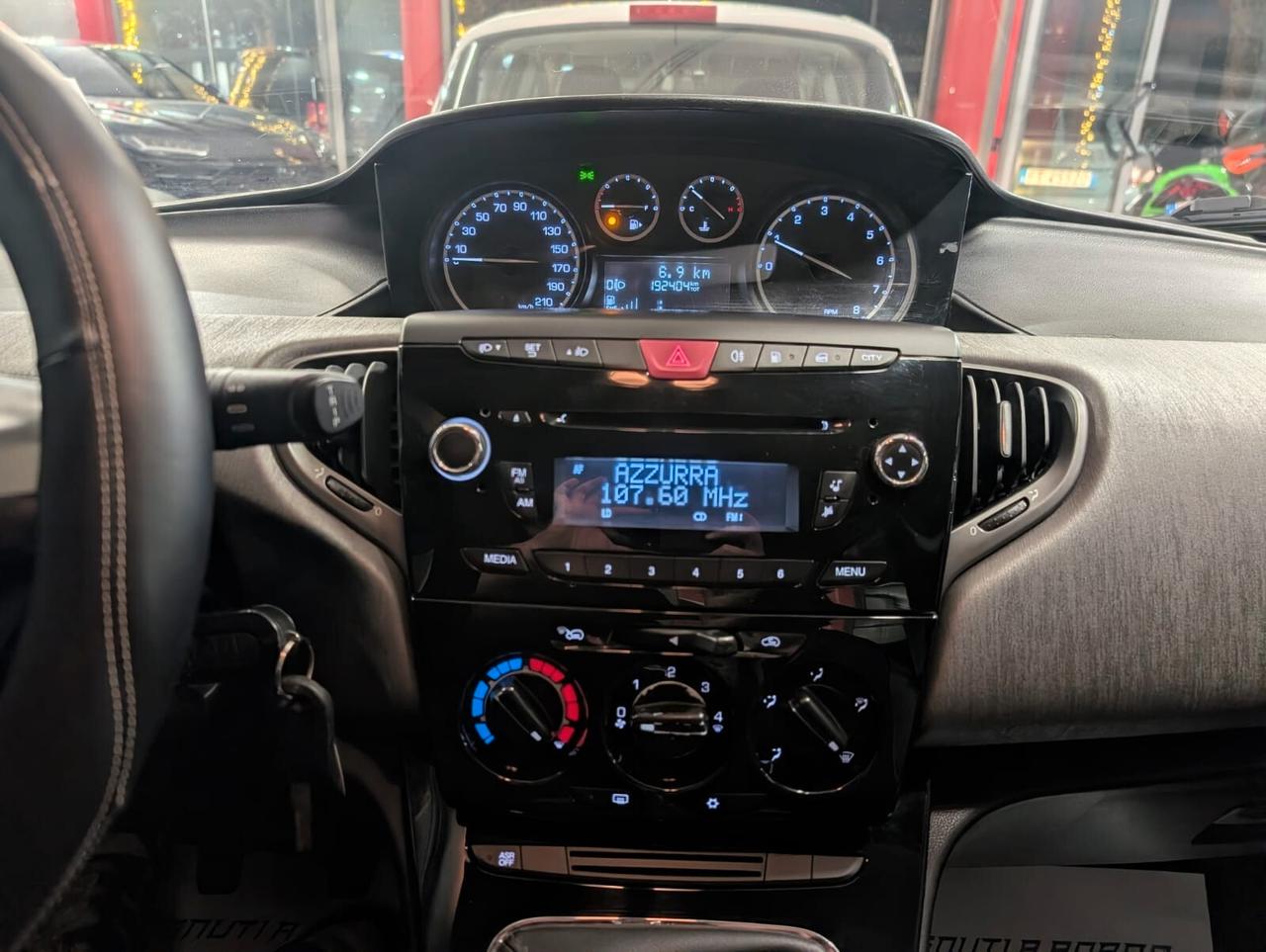 Lancia Ypsilon 0.9 TwinAir 85 CV 5 porte Metano Ecochic Silver