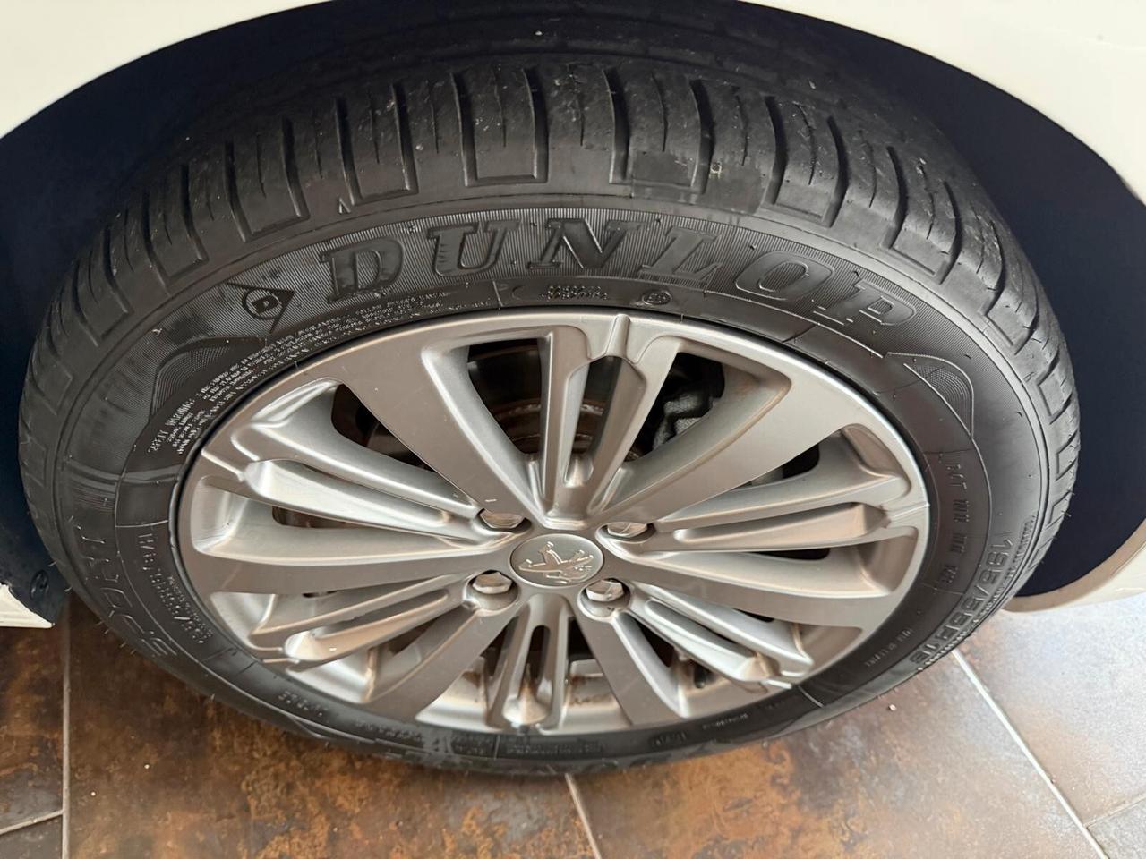 Peugeot 208 PureTech 82 5 porte Allure