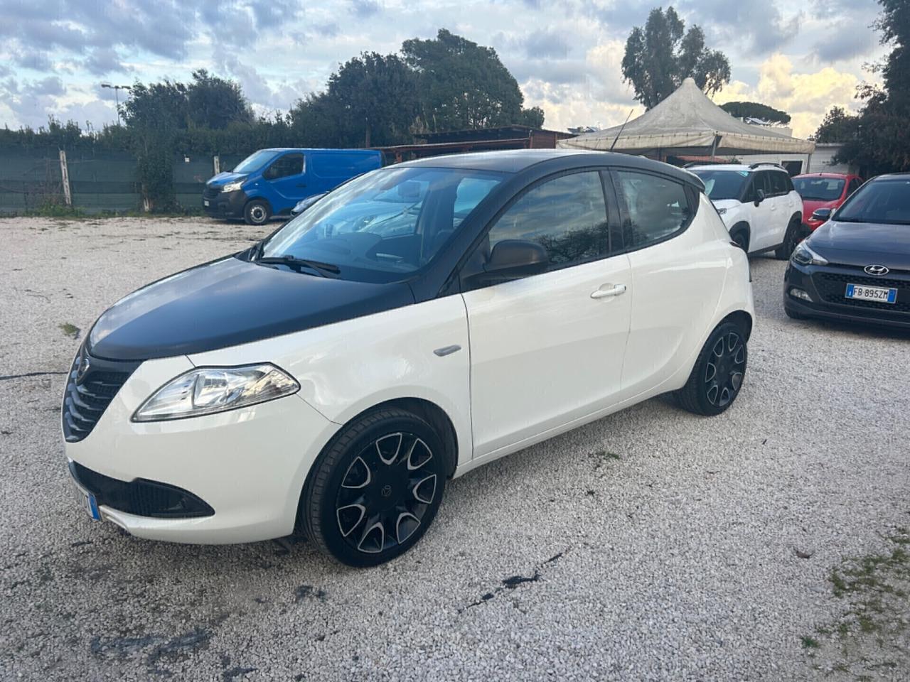 Lancia Ypsilon 1.2 69 CV 5 porte S Momodesign