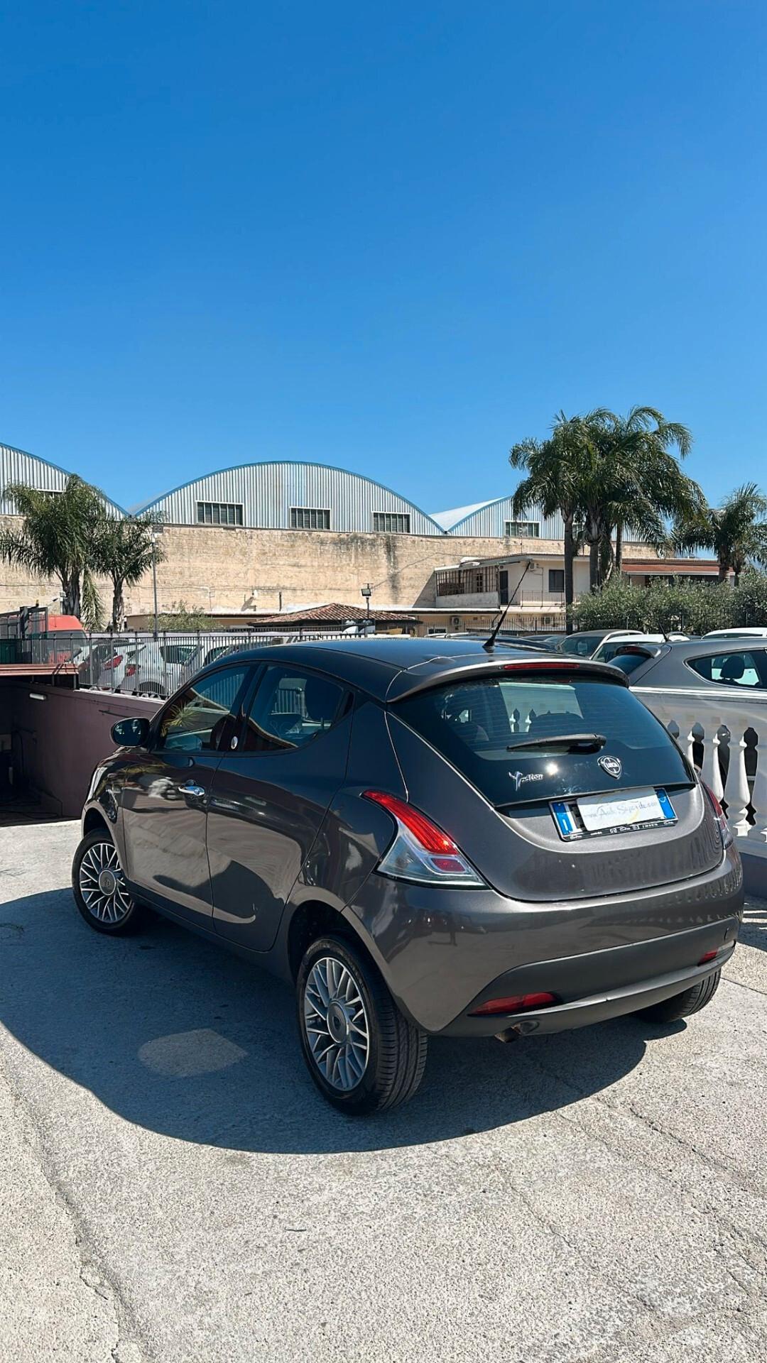 Lancia Ypsilon 0.9 TwinAir 85 CV 5 porte Metano Ecochic Silver