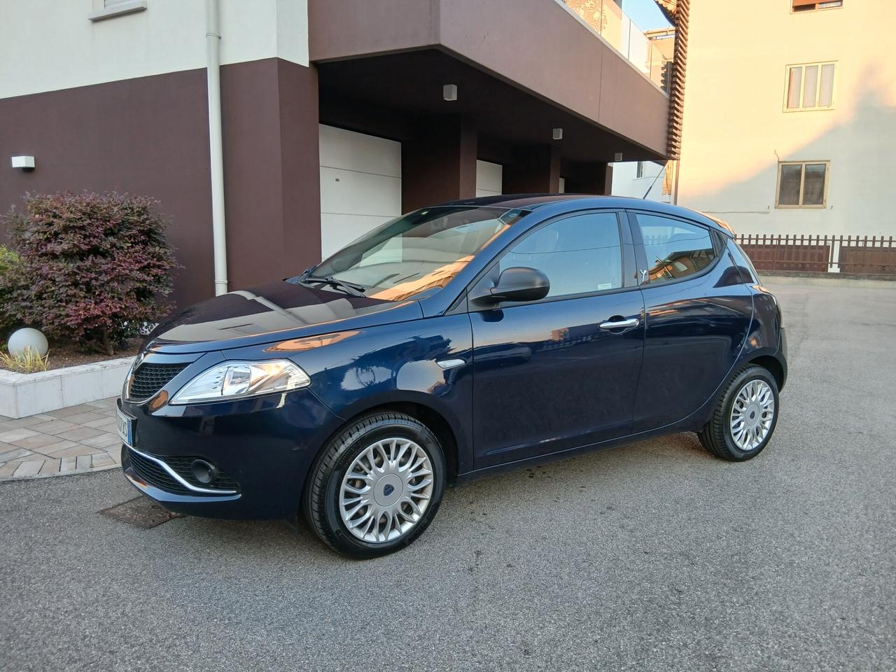 Lancia Ypsilon 1.2 69 CV 5 porte Gold tua a € 169 mese