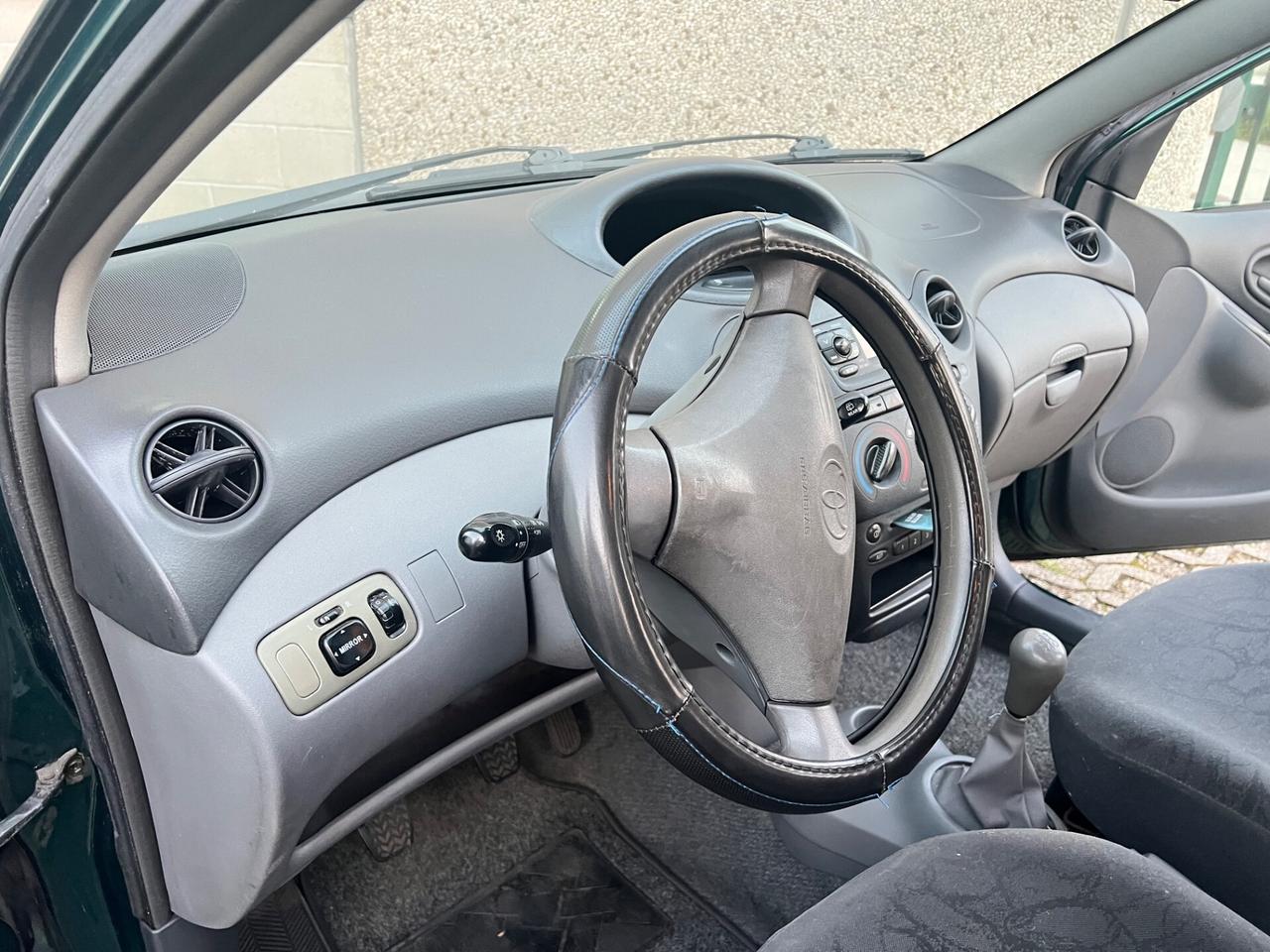 Toyota Yaris 1.0i 16V cat 5 porte Sol