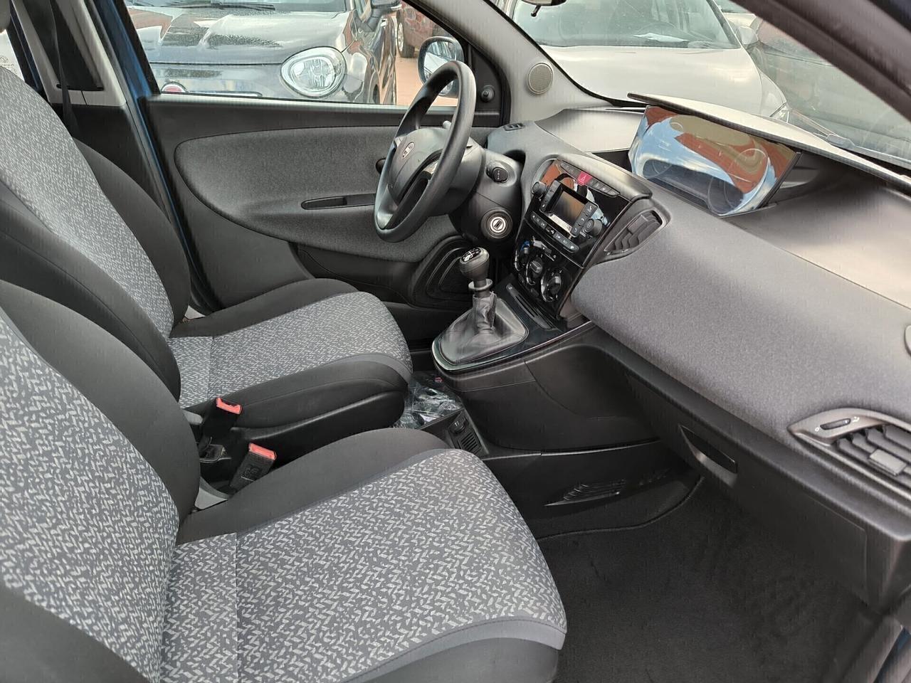 Lancia Ypsilon 1.0 FireFly 5 porte S&S Hybrid Ecochic Silver