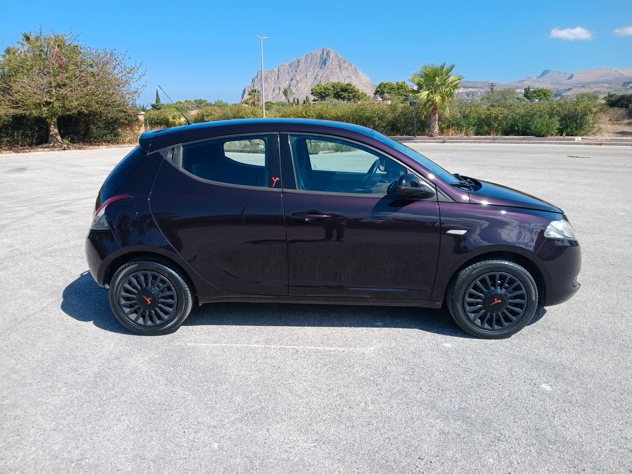 Lancia Ypsilon Silver