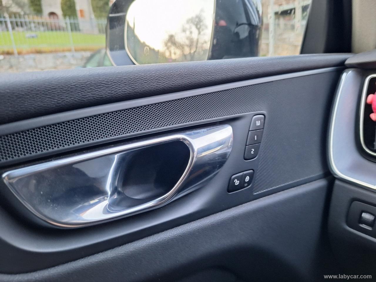 VOLVO XC60 B4 AWD Momentum PRO UNIPROP. MEMORIE FULL LED