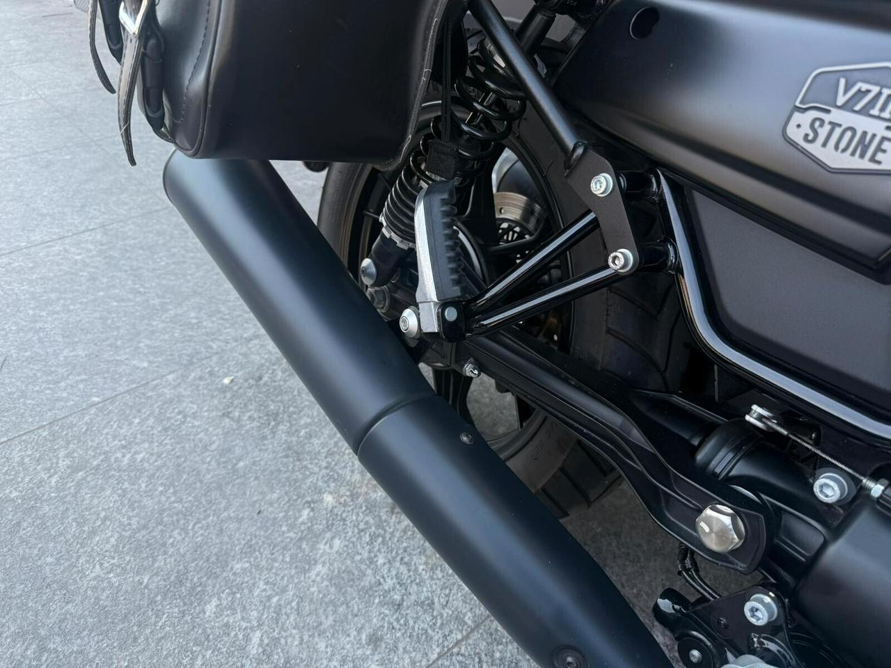 Moto Guzzi V7 night pack