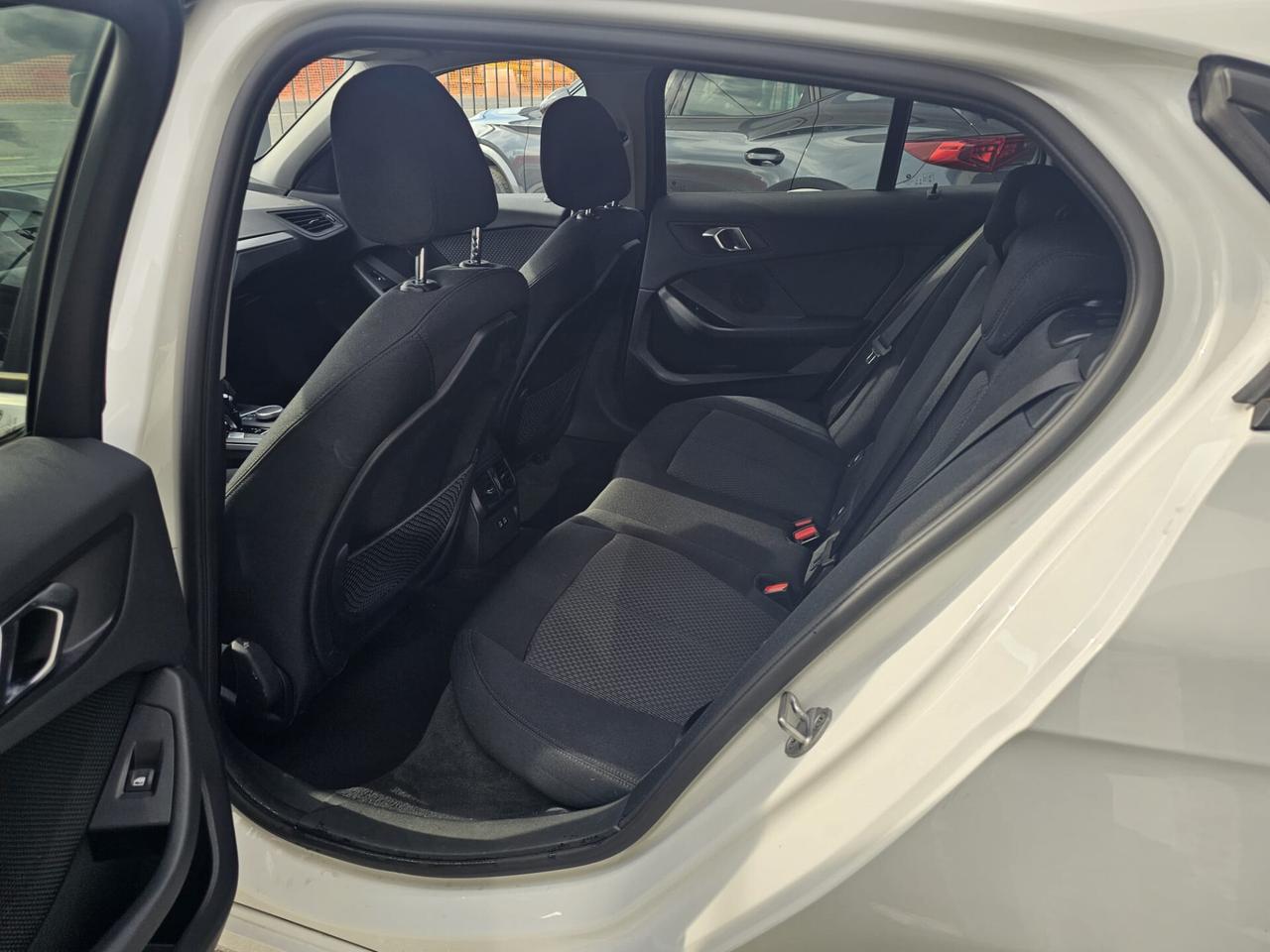 Bmw 116 116d 5p. Business Advantage