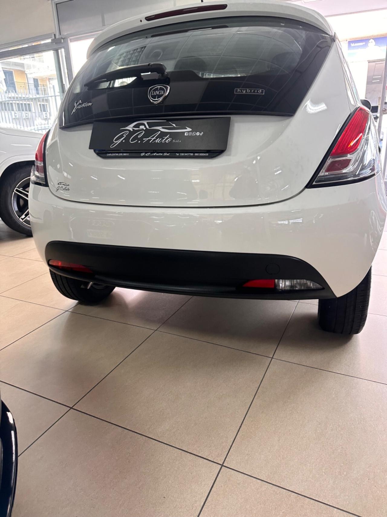 Lancia Ypsilon 1.0 FireFly 5 porte S&S Hybrid Ecochic Silver