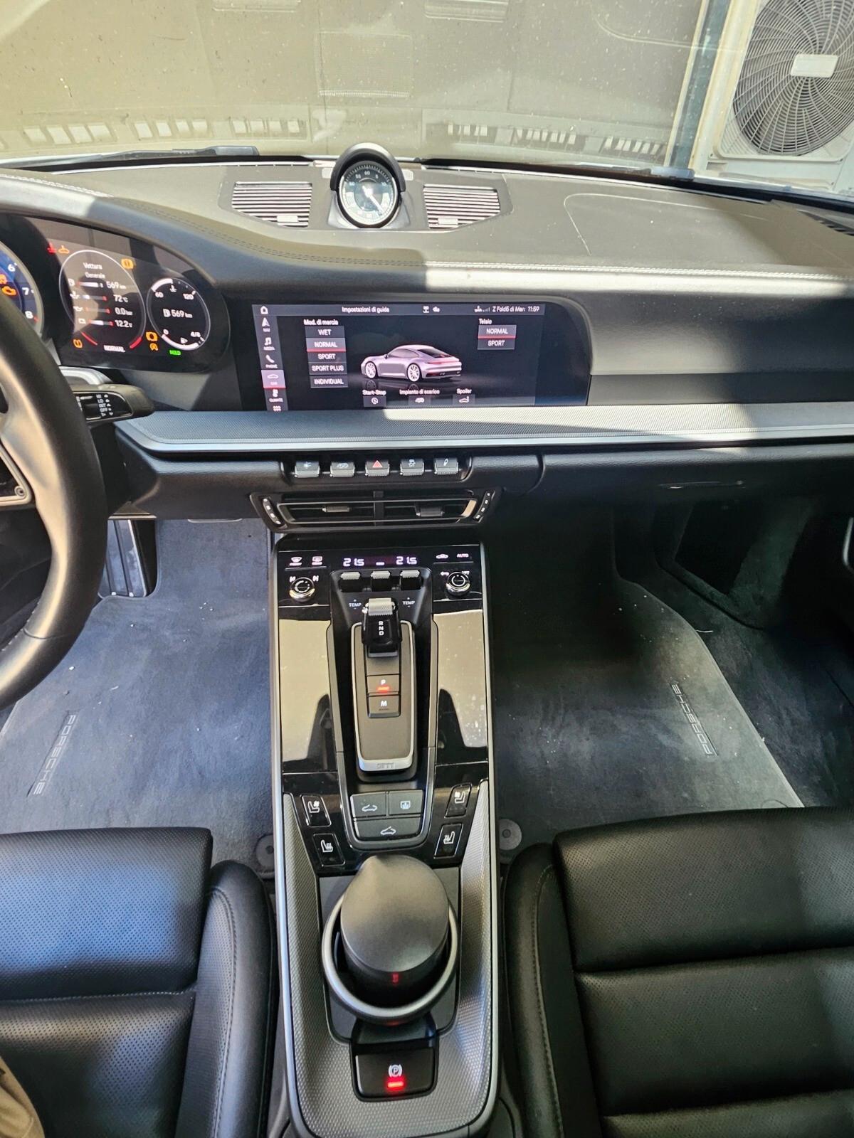 Porsche 911 Carrera 992 4