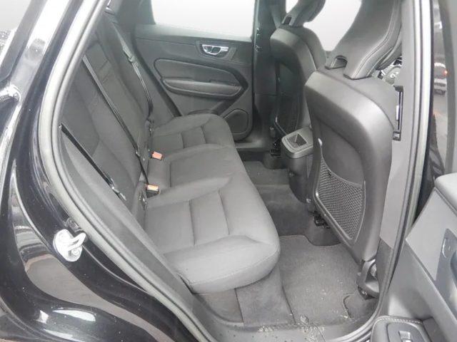 VOLVO XC60 B4 (d) AWD automatico Momentum Sport
