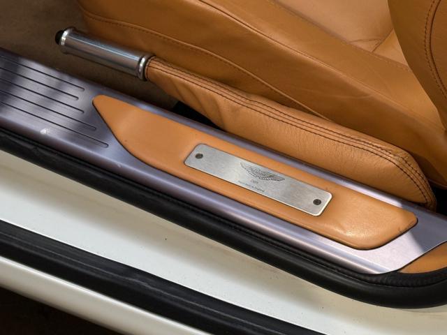 ASTON MARTIN DB9 Volante