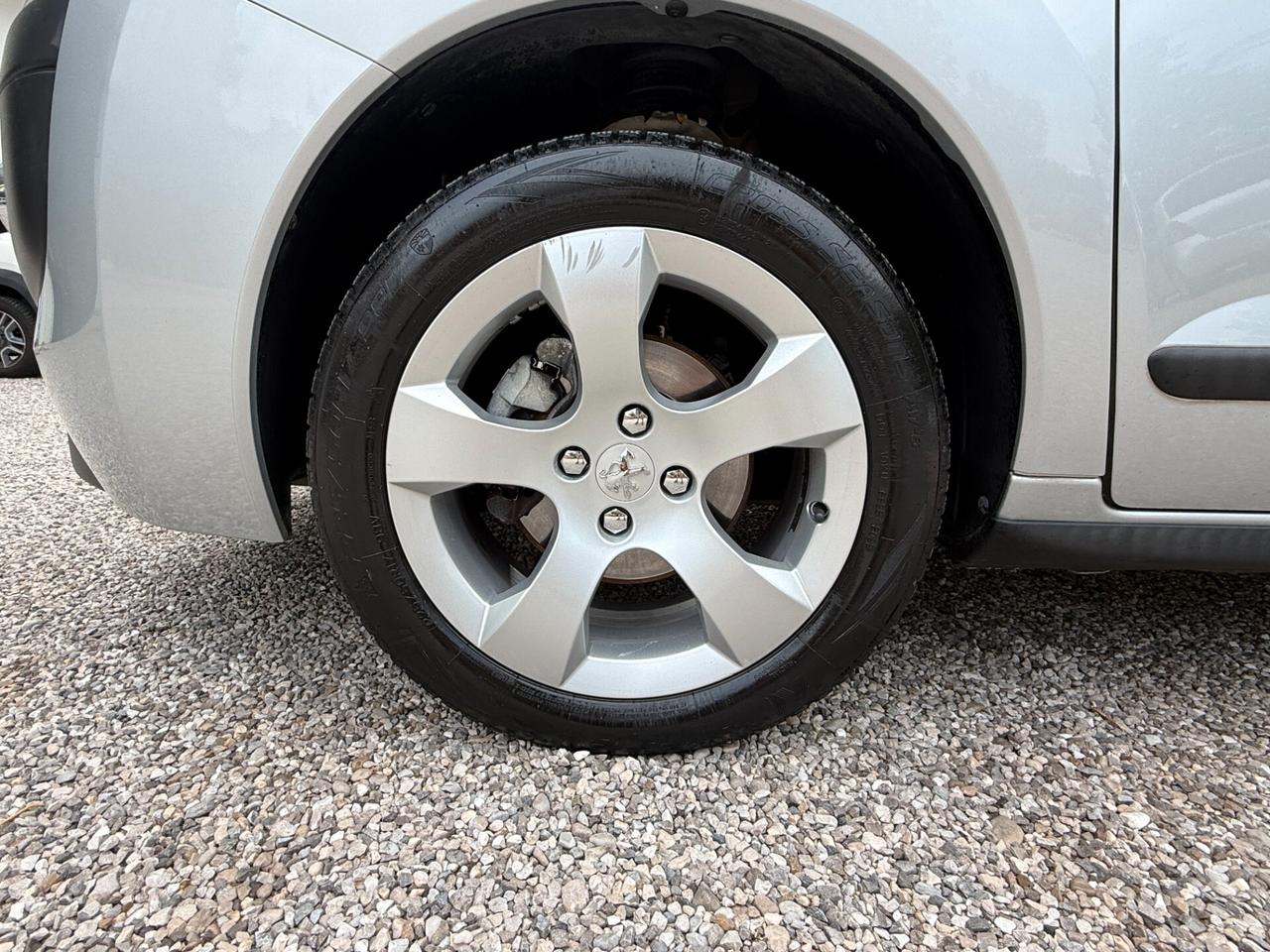 Peugeot 3008 1.6 HDi 110CV cambio robotizzato Tecno