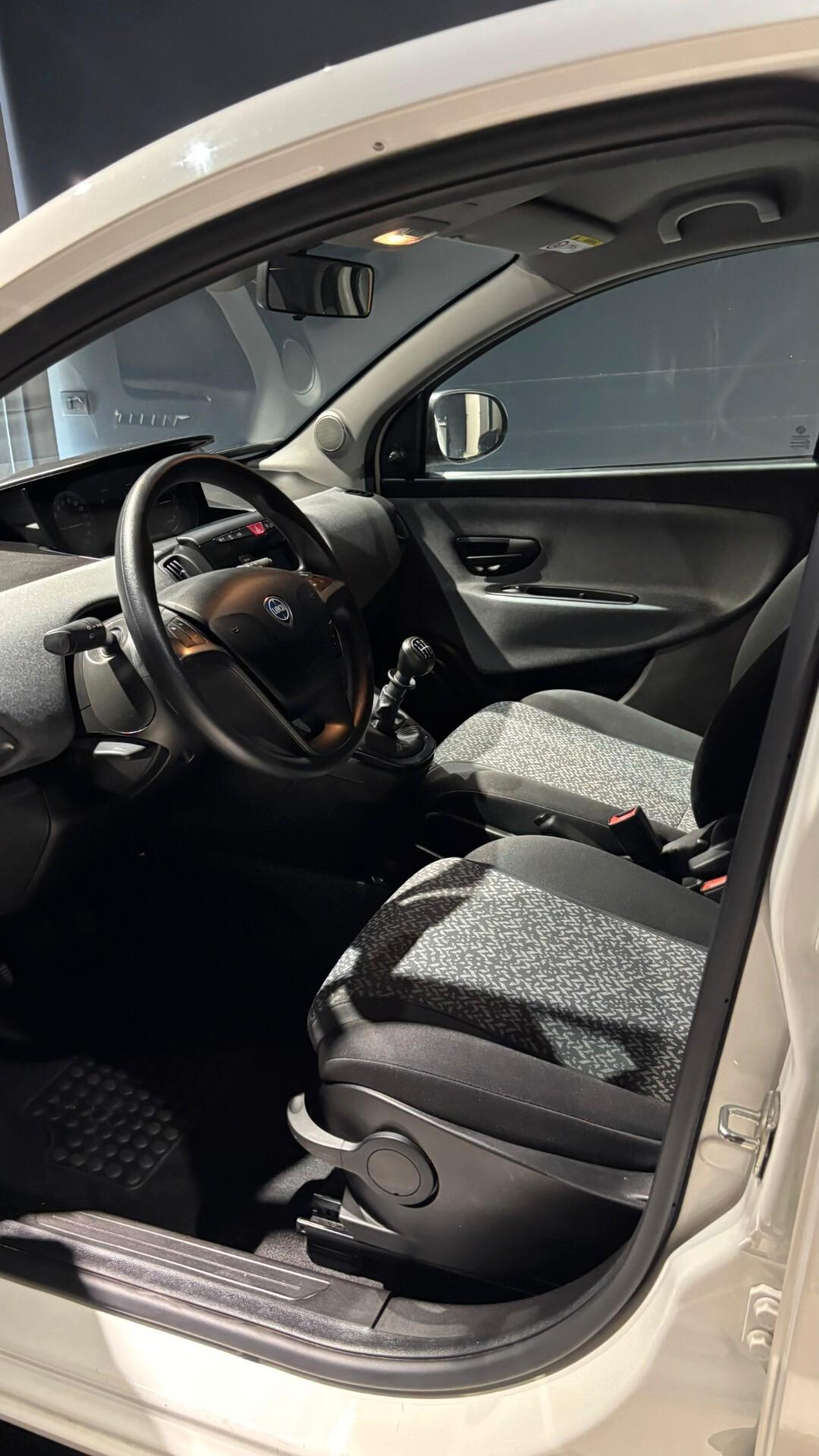 Lancia Ypsilon 1.0 FireFly 5 porte S&S Hybrid Ecochic Silver