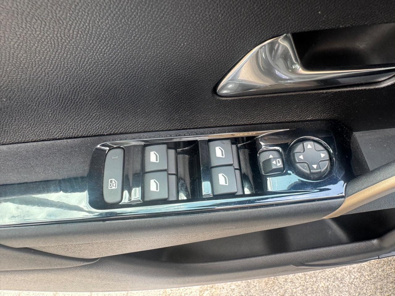 Lancia Ypsilon Hybrid e-DCT Edizione Cassina