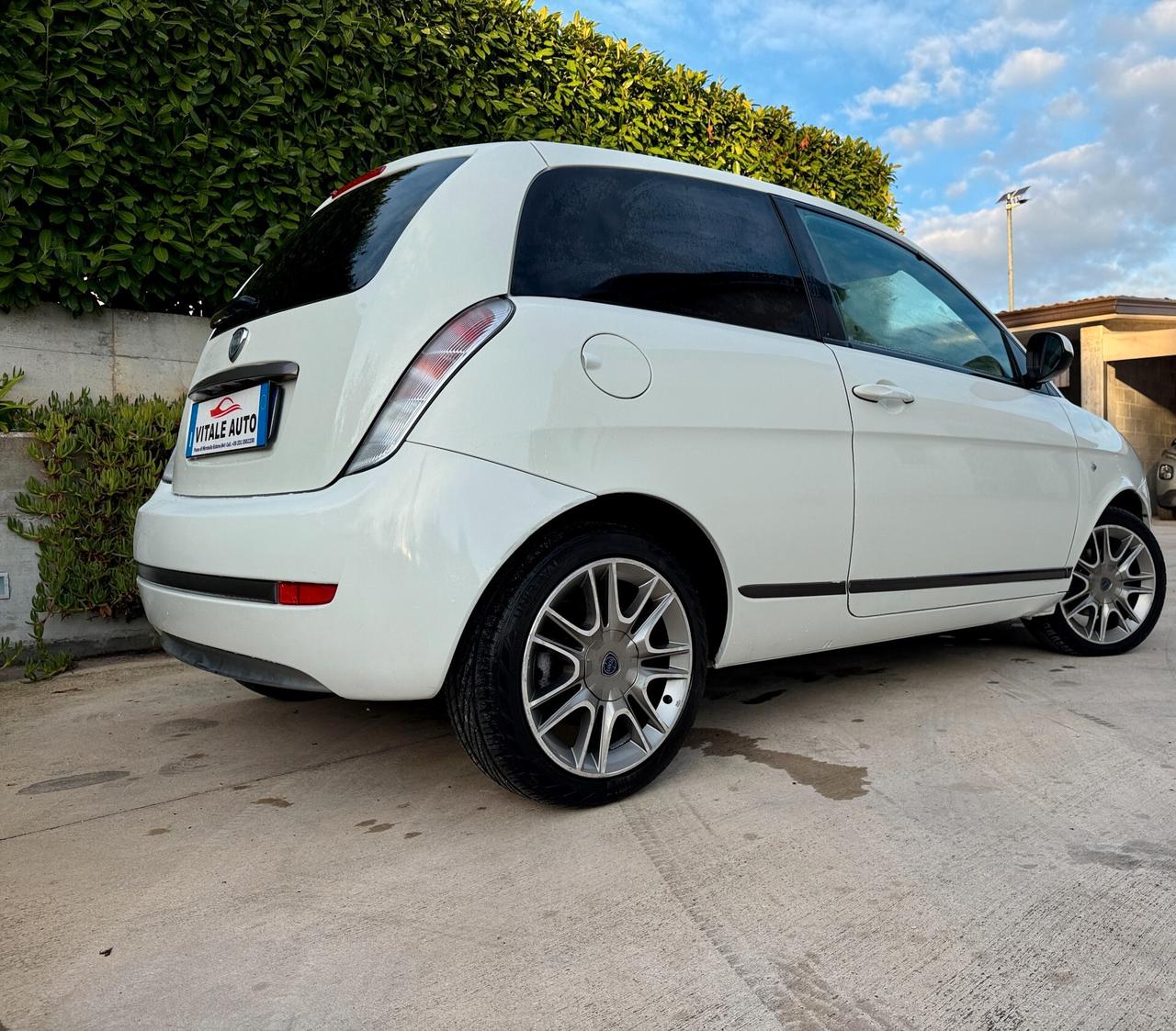 Lancia Ypsilon 1.3 MJT 75 CV MomoDesign