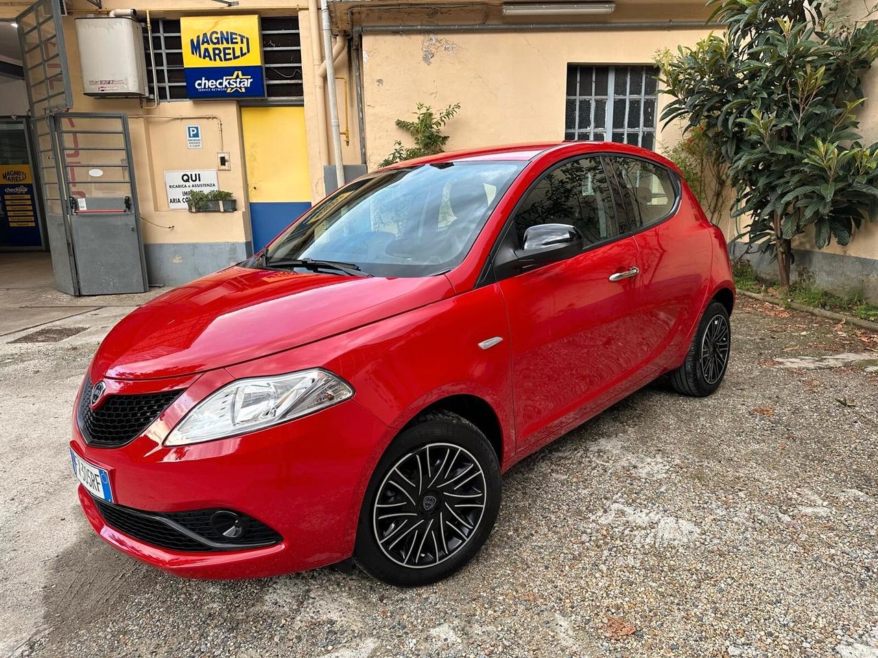 Lancia Ypsilon 1.2 69 CV 5 porte S&S Gold 18000 KM !!!!!