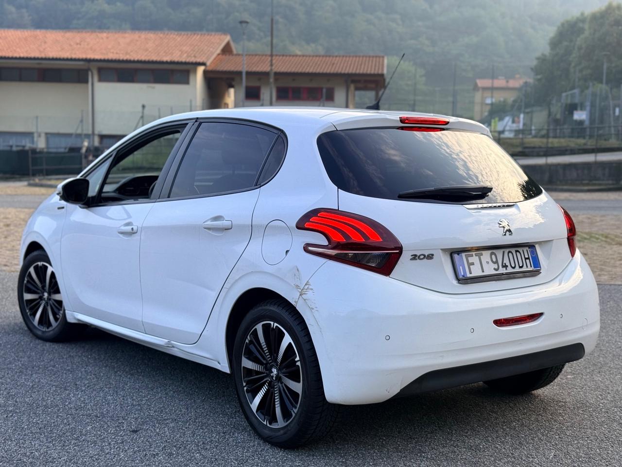 Peugeot 208 Singature 1.2 Benzina 81 cv euro6