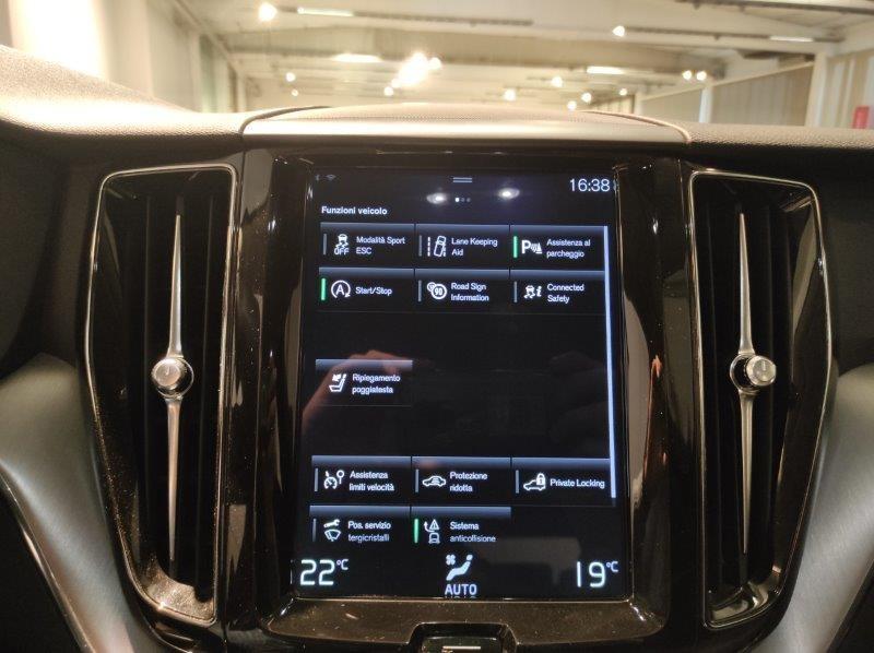 VOLVO XC60 (2017-->) - XC60 B4 (d) AWD Geartronic Momentum