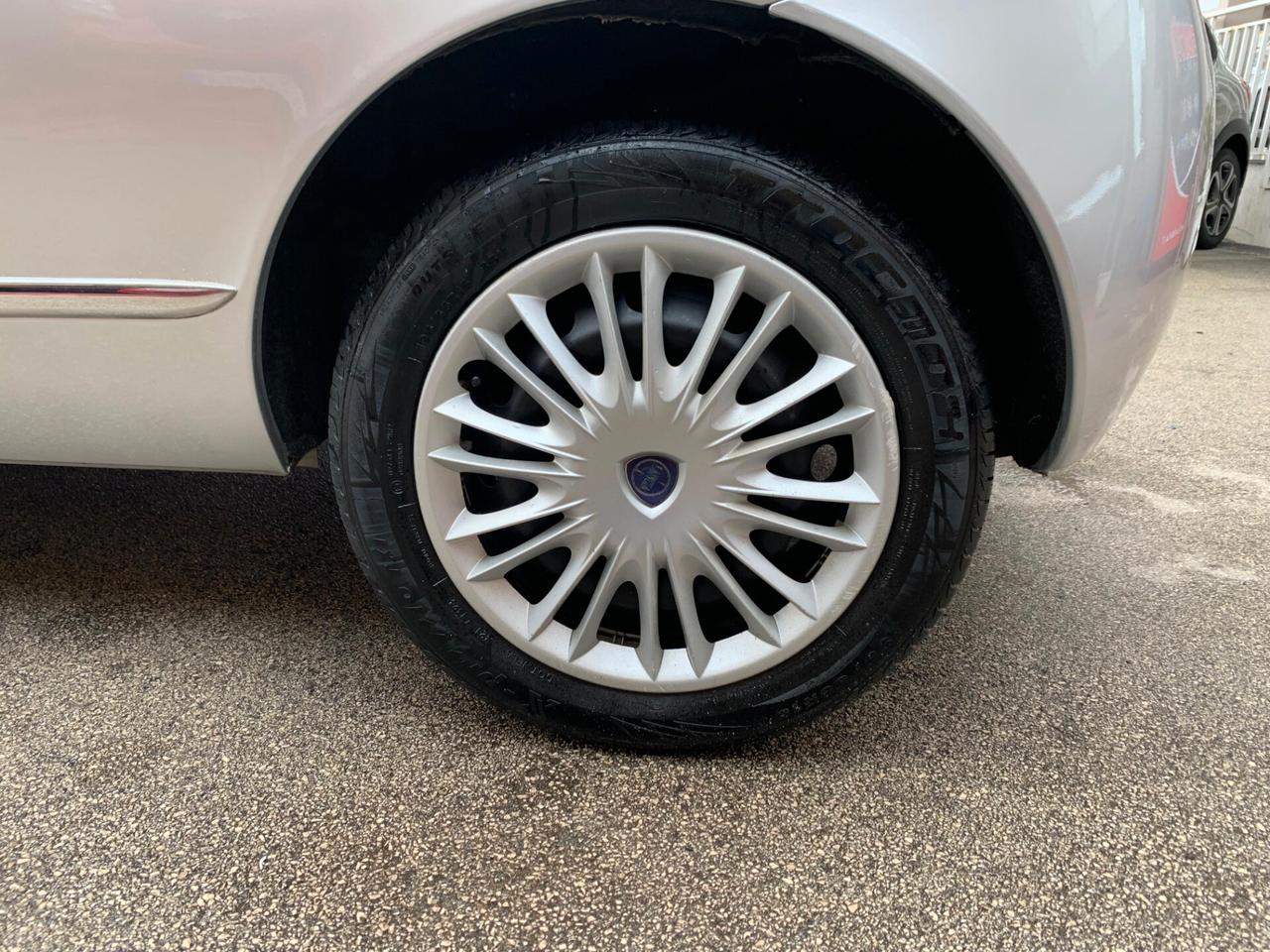 Lancia Ypsilon 1.3 MJT 75 CV Argento