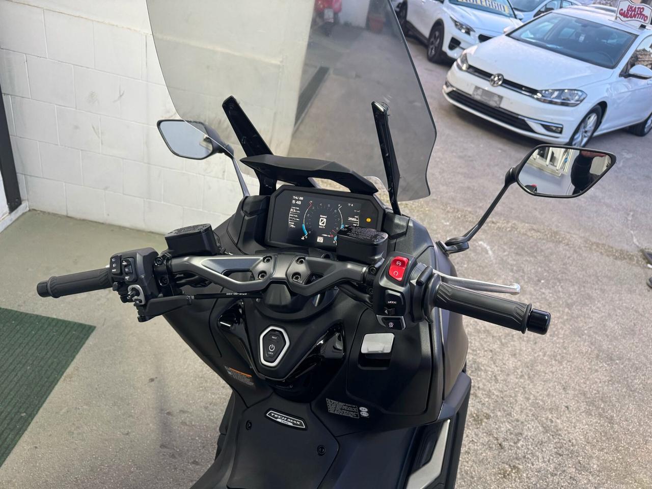 YAMAHA T-MAX 560 TECH MAX DARK MAGMA 2024