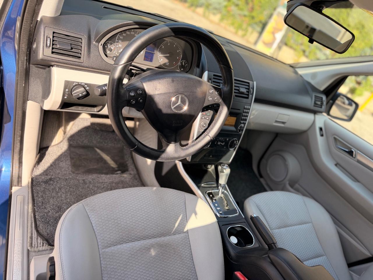 MERCEDES A180 automatico benzina neopatentati