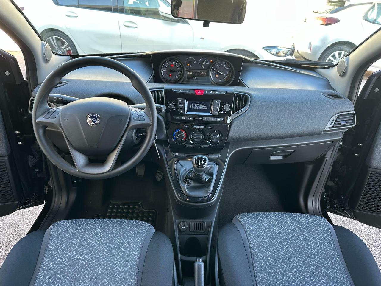 Lancia Ypsilon 1.0 firefly hybrid Silver s&s 70cv