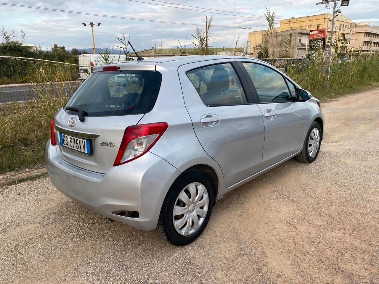 TOYOTA YARIS 1.0 LOUNGE 99.000 KM ADATTA NEOPATENTATI GARANTITA