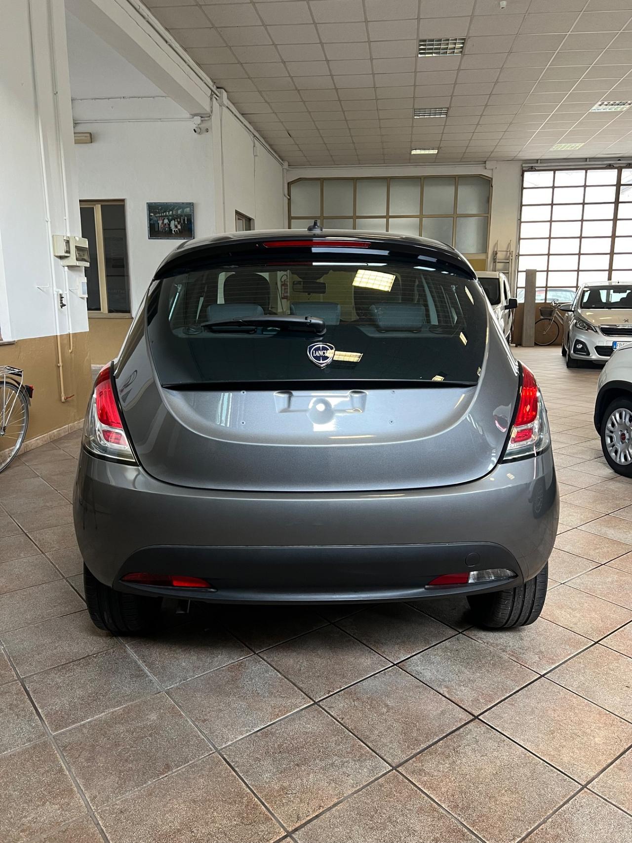 Lancia Ypsilon 1.0 FireFly 5 porte S&S Hybrid Ecochic Silver