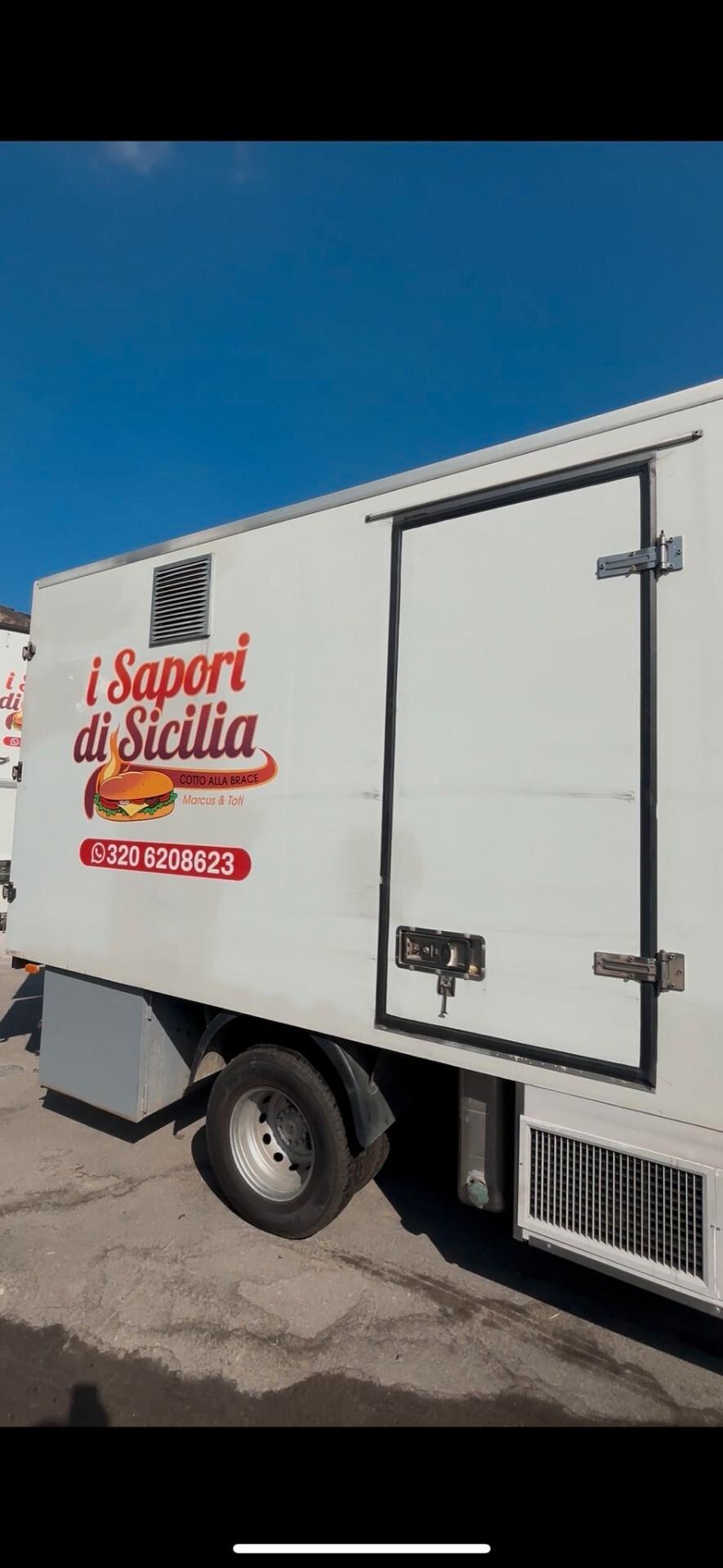 IVECO DAILY 65C/60 CON ALLESTIMENTO A PANINERIA COMPLETO DI TUTTO PIASTRA BANCONI FRIGORIFERI PICCOLO E GRANDE KAPPA AFFETTATRICE FRIGGITRICE AUTOCLAVE DI ACQUA DA 100 LITRI PER BANCONE DI PULIZIA LAVANDINO GRUPPO ELETTROGENO E PRONTO PER LAVORARE PE