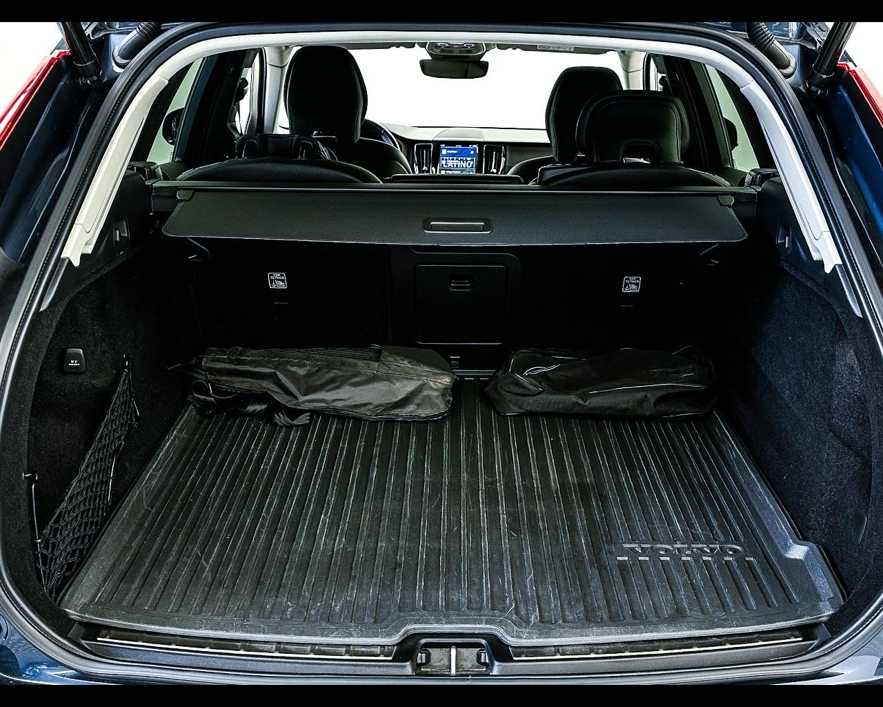 VOLVO XC60 (2017--->) - XC60 B4 (d) AWD Geartronic Inscription