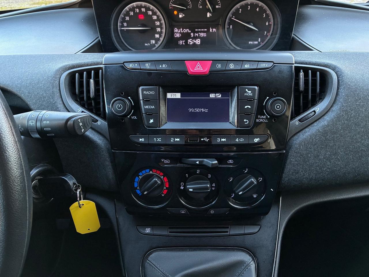 Lancia Ypsilon 1.0 FireFly S&S Hybrid Ecochic Silver