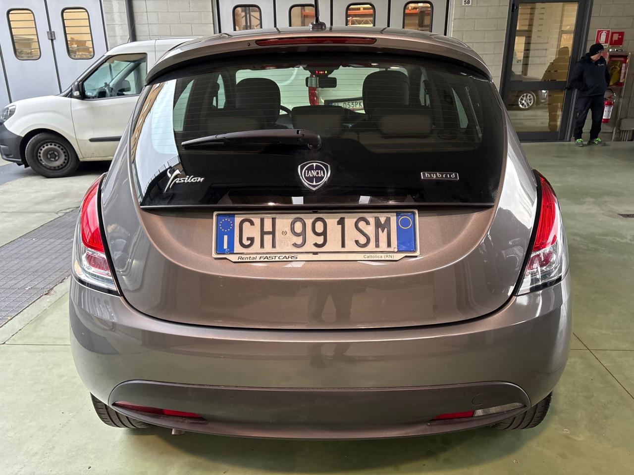 Lancia Ypsilon 1.0 FireFly 5 porte S&S Hybrid Ecochic Silver posti