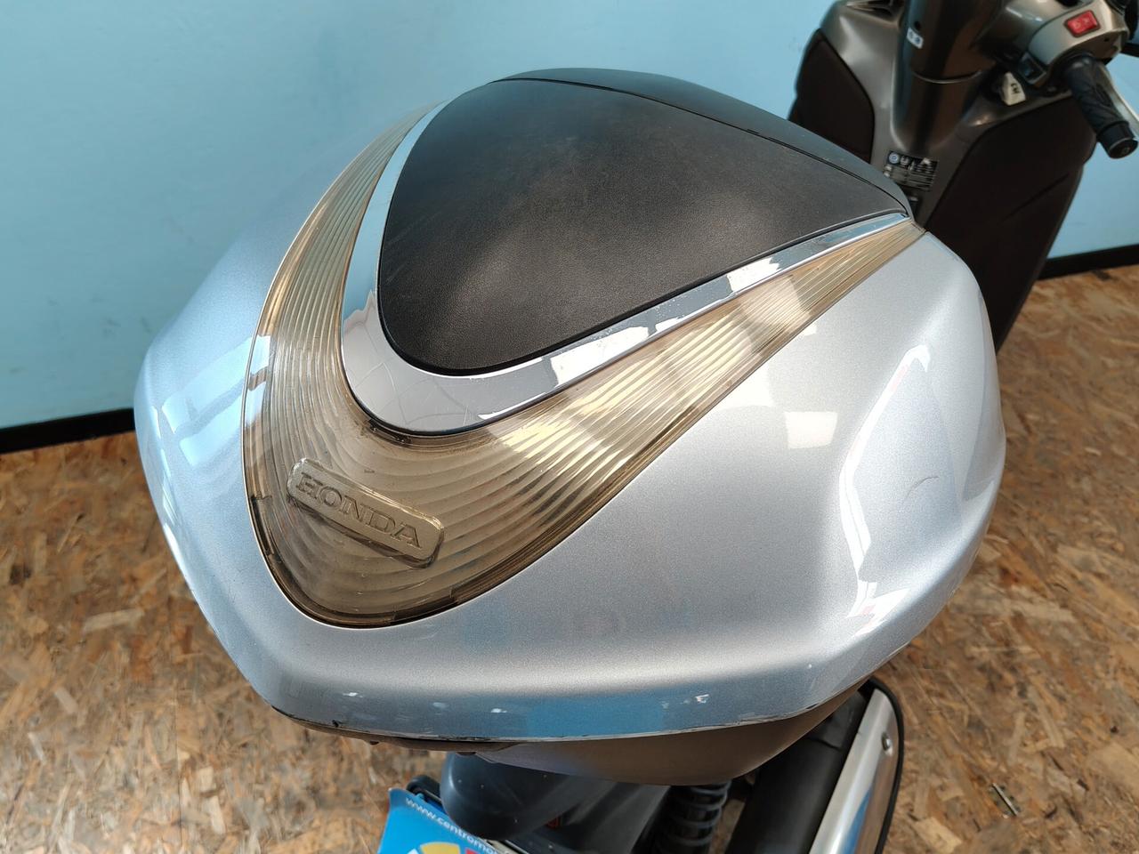 Honda SH 300 con parabrezza alto e bauletto