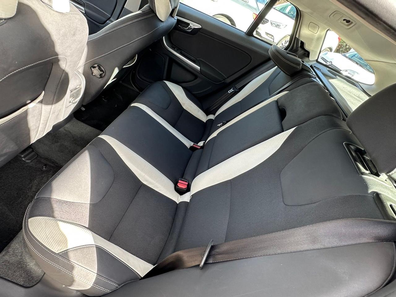 Volvo V60 D5 R-design