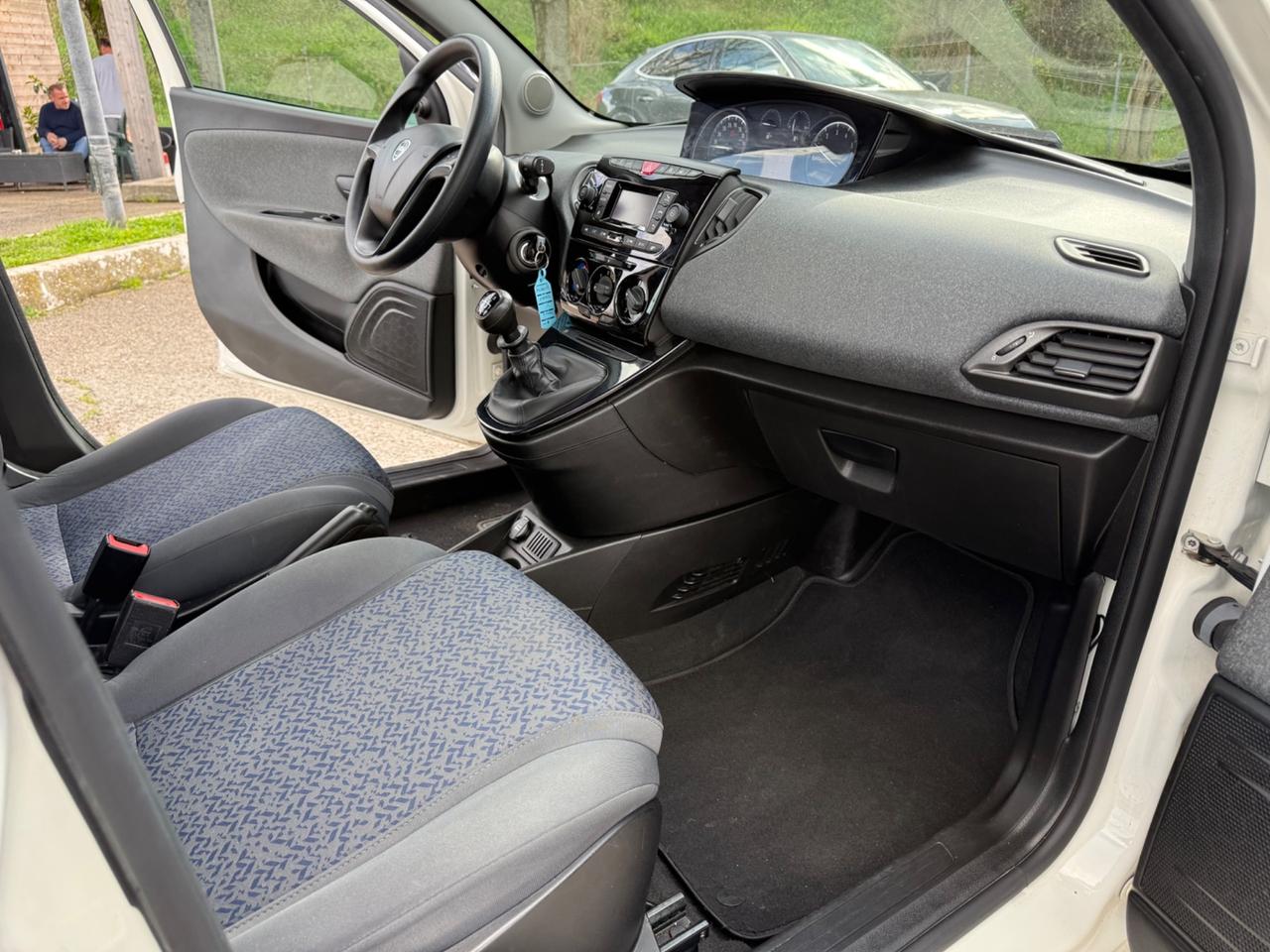 Lancia Ypsilon 1.0 FireFly 5 porte S&S Hybrid Ecochic Silver