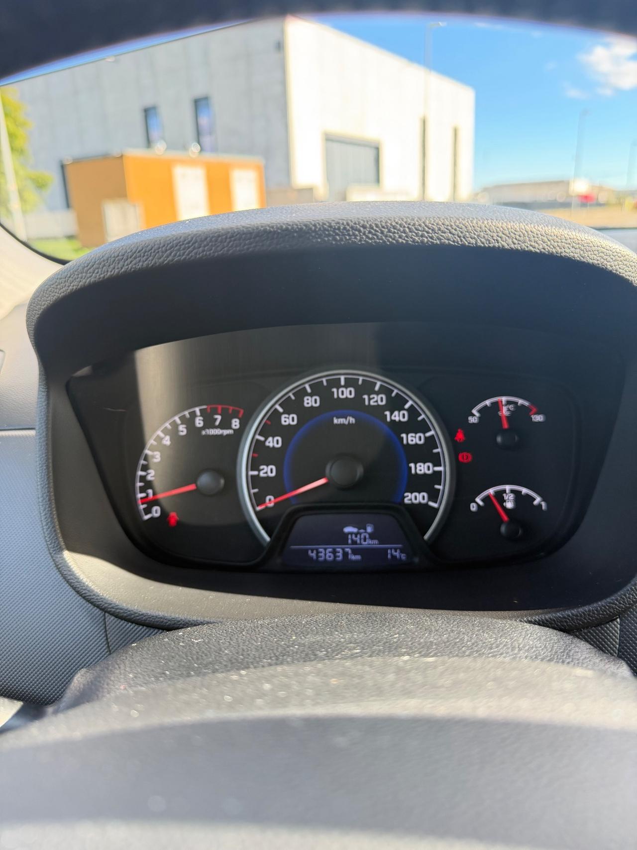 Hyundai i10 .
