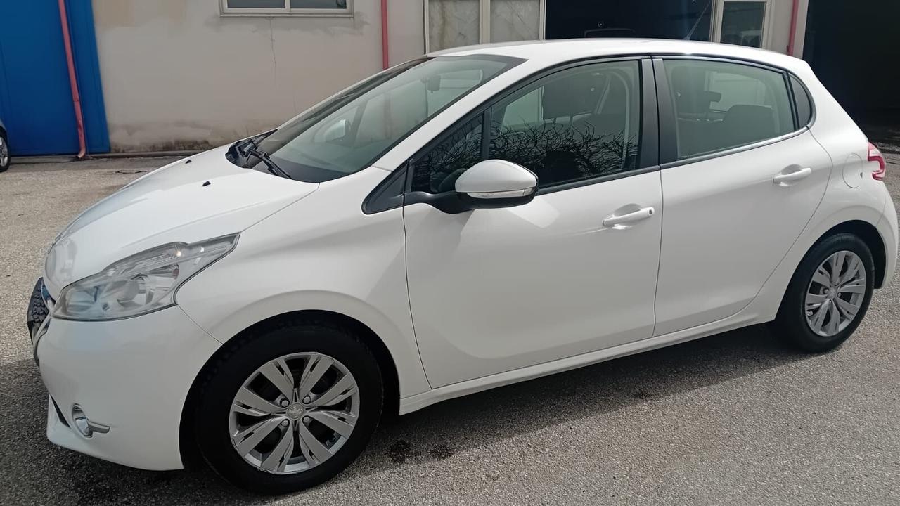 Peugeot 208 -1.4 hdi -5P-full-2013