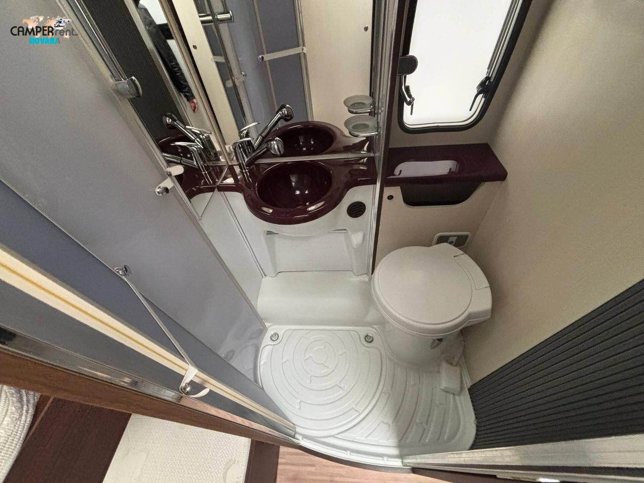 BLUCAMP OCEAN 511 - Semintegrale con letto basculante e letti a castello in coda