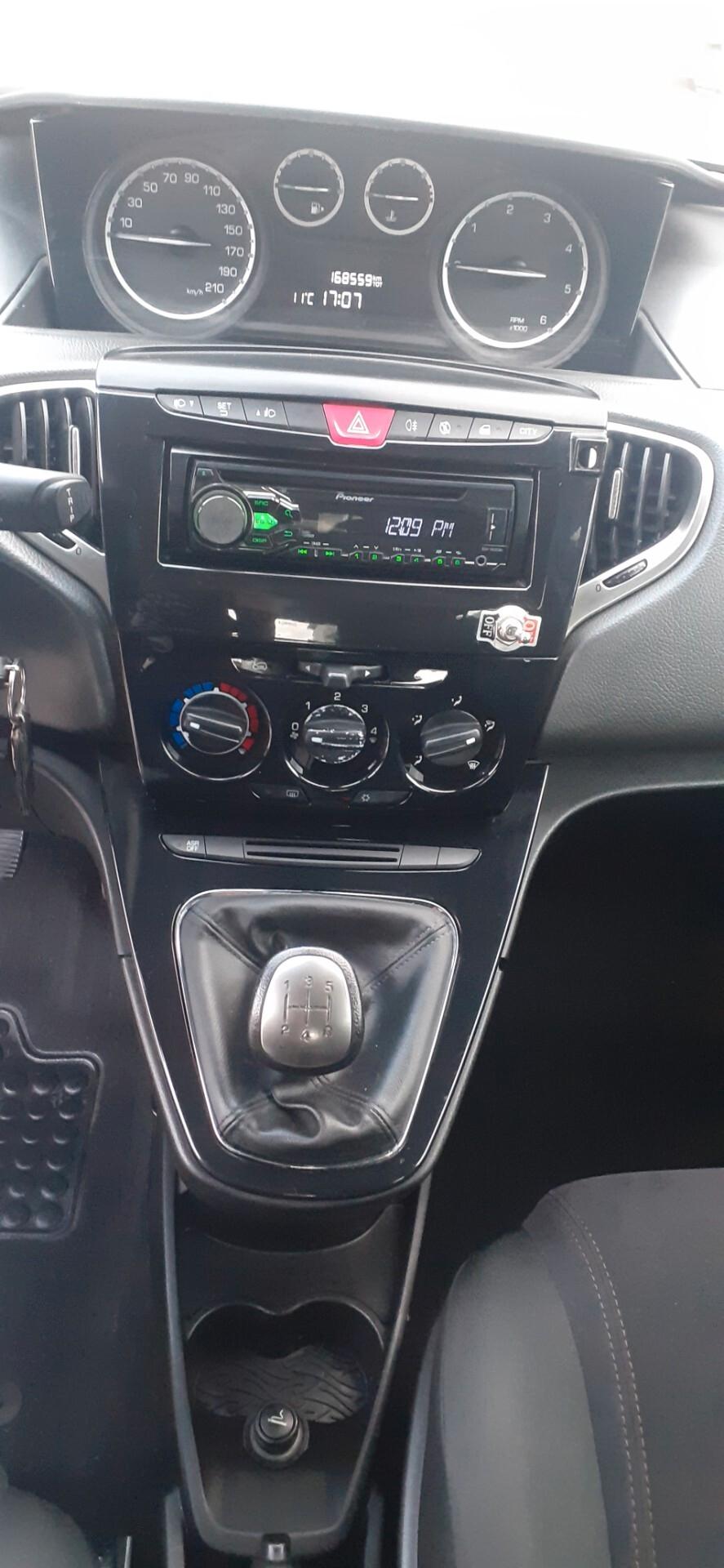 Lancia Ypsilon 1.3 MJT 95 CV 5 porte Silver - Garanzia