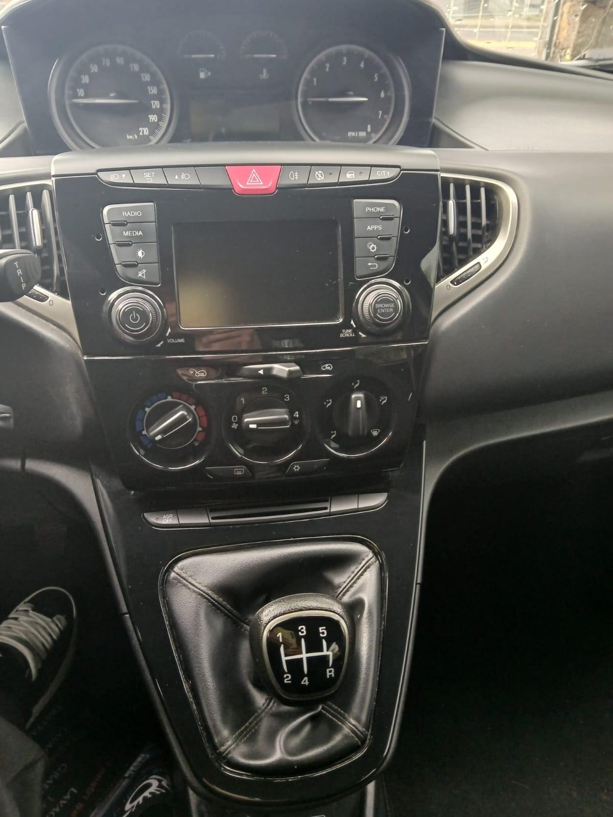 Lancia Ypsilon 1.2 69 CV prezzo 9500