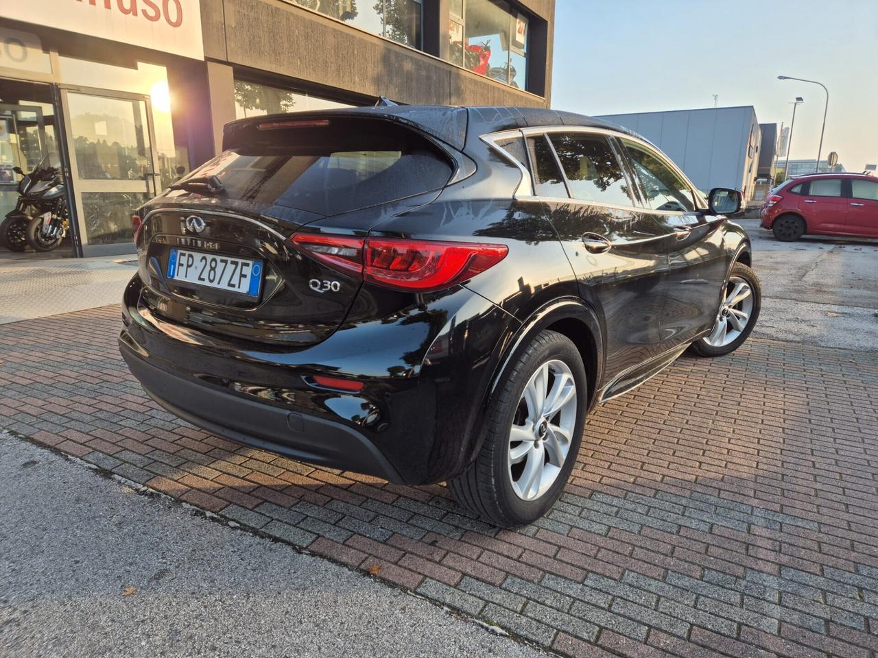 Infiniti Q30 D 110CV Premium Tech E6B--FULL!!!